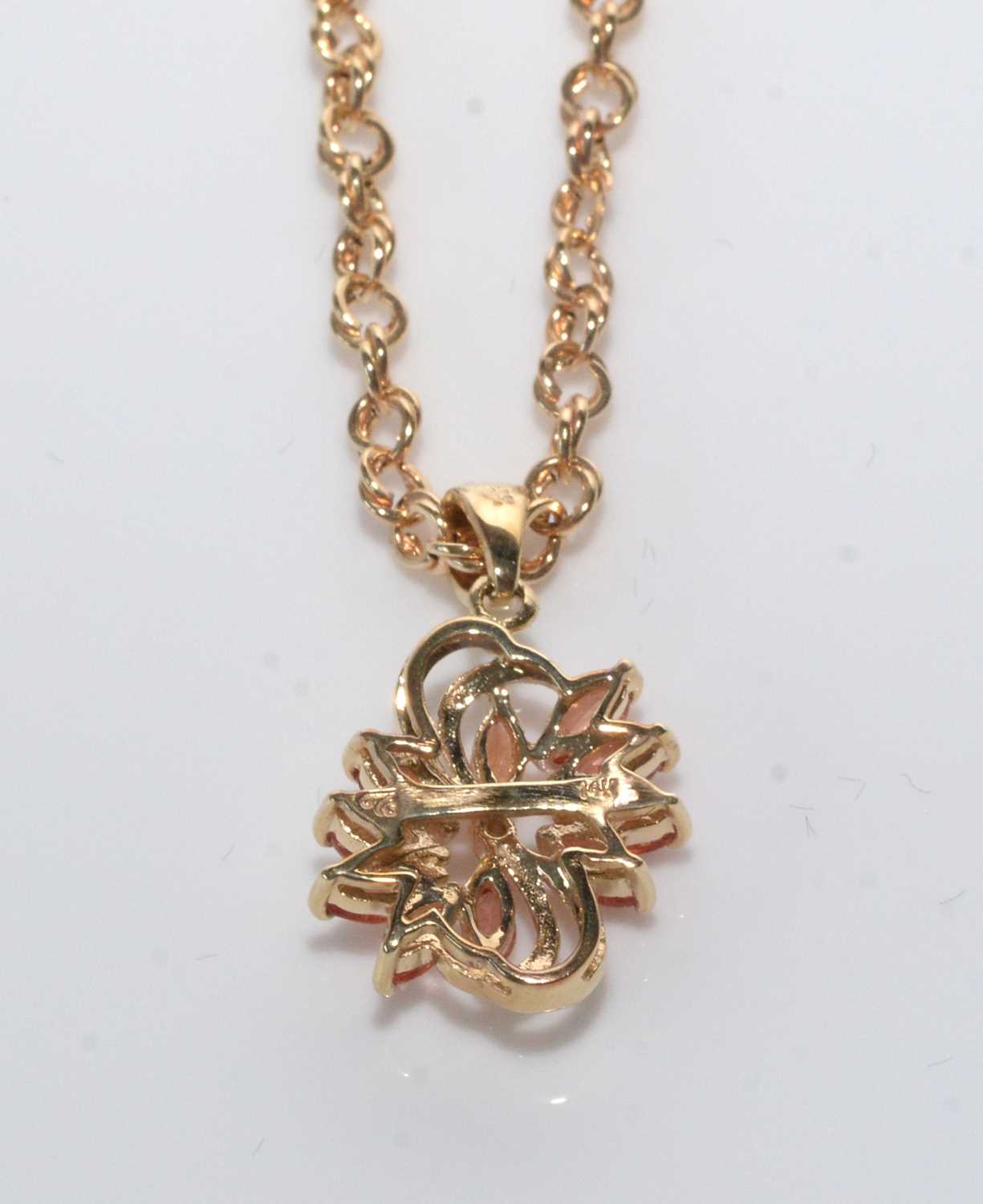 A peach coloured sapphire, diamond and 14ct. yellow gold pendant. - Bild 3 aus 3