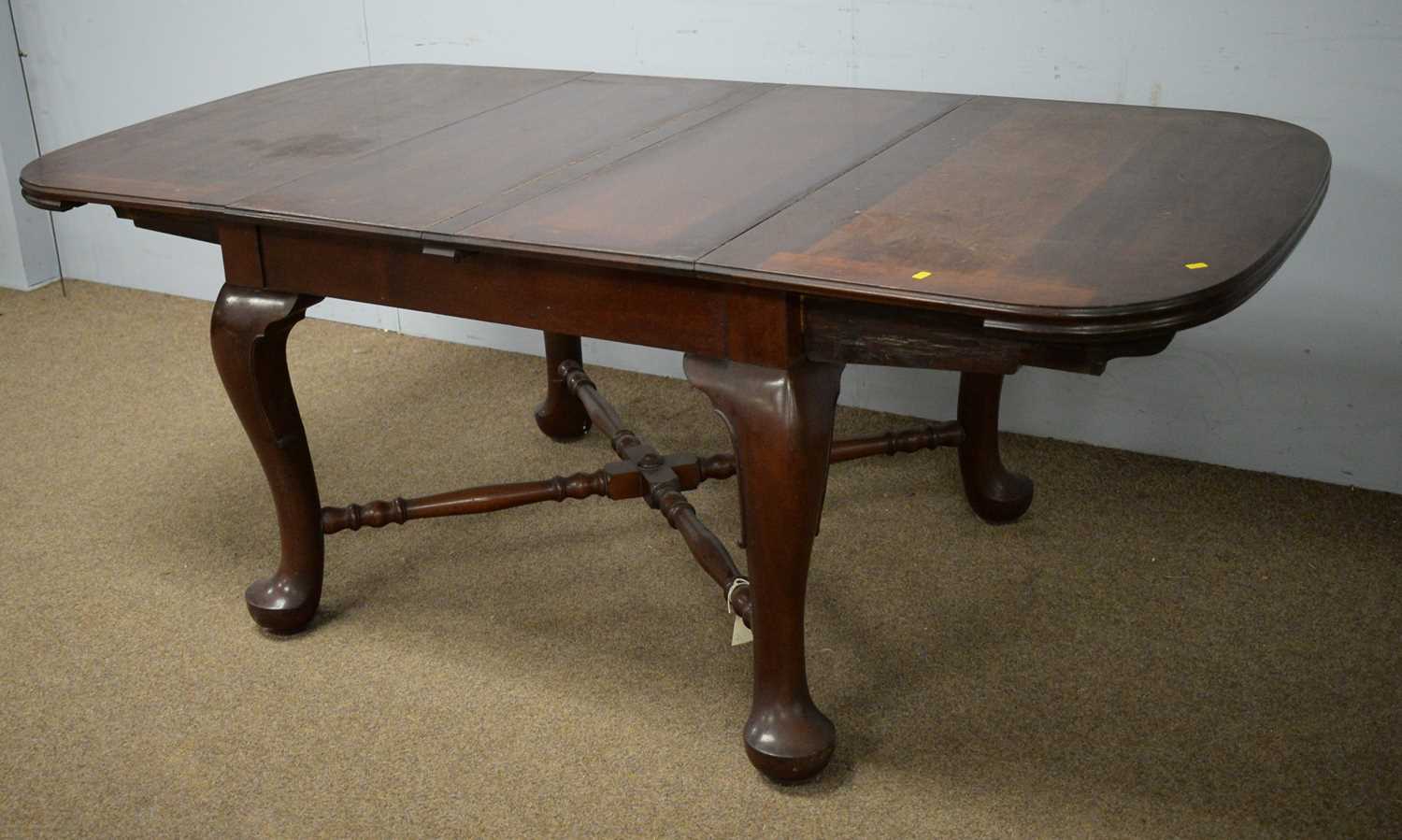 20th C mahogany extending dining table. - Bild 2 aus 3