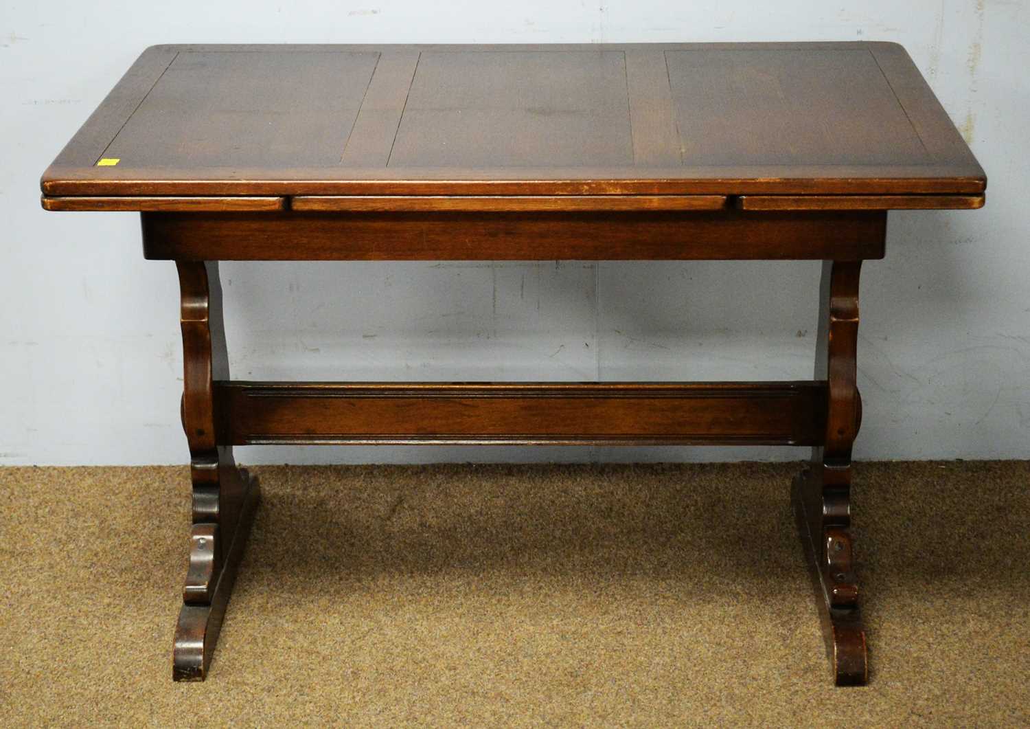 A 20th Century oak draw leaf dining table