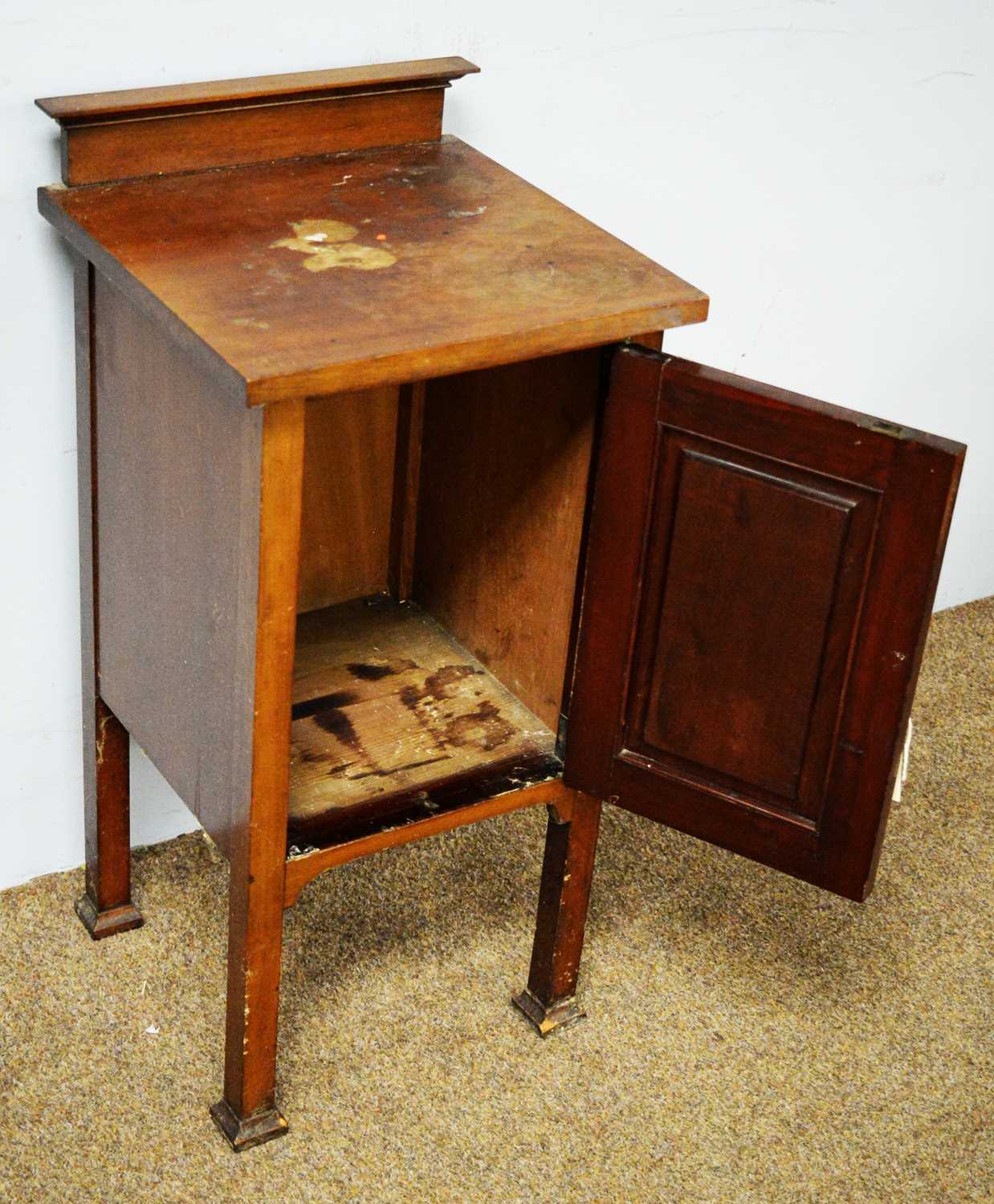 An early 20th Century Arts & Crafts bedside cabinet - Bild 2 aus 2