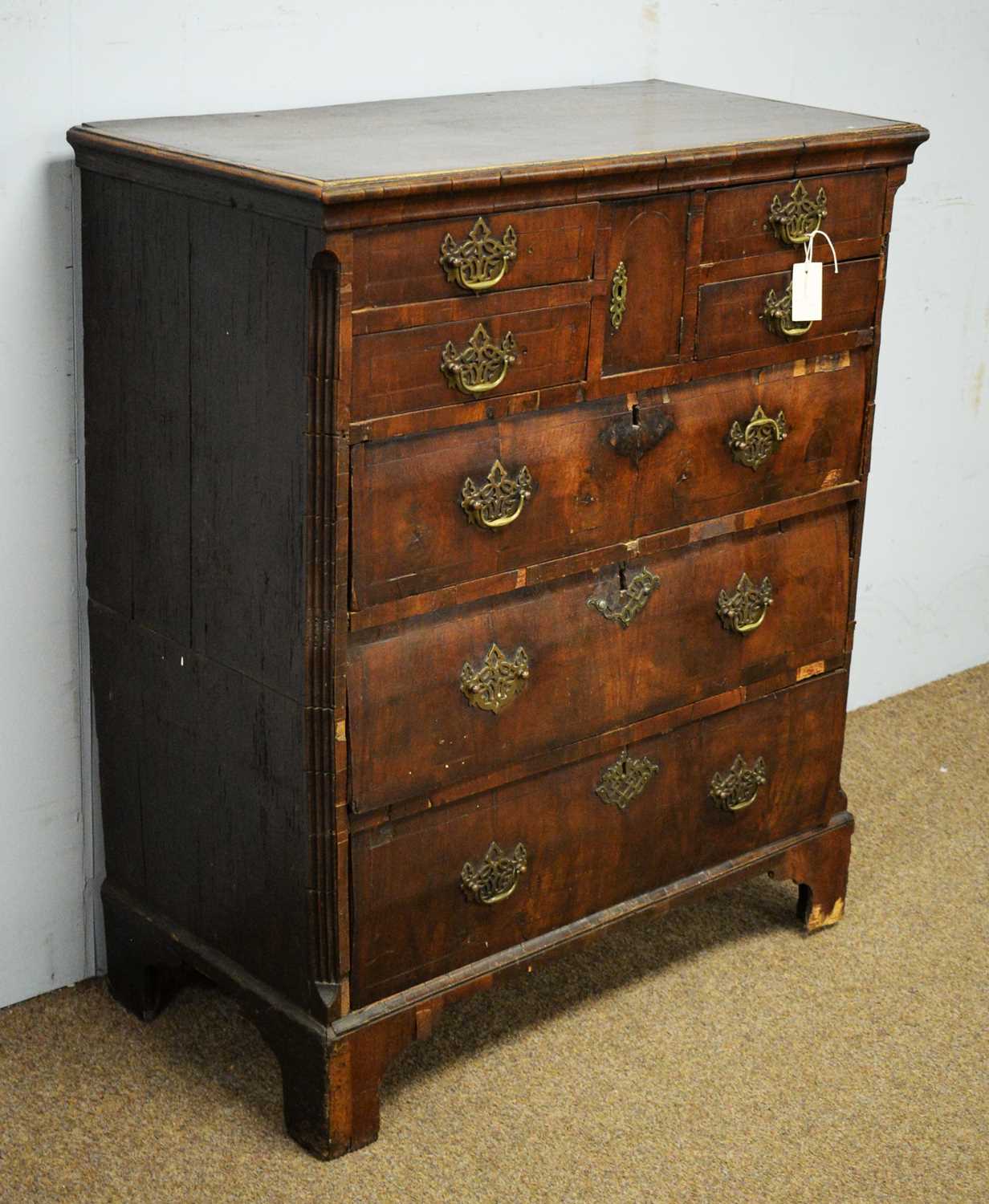 An 18th Century walnut veneered chest of drawers - Bild 2 aus 3