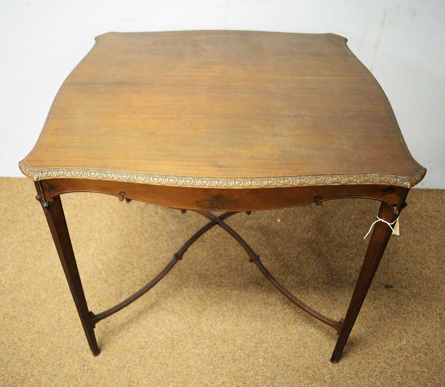 An Edwardian mahogany centre table - Bild 2 aus 2