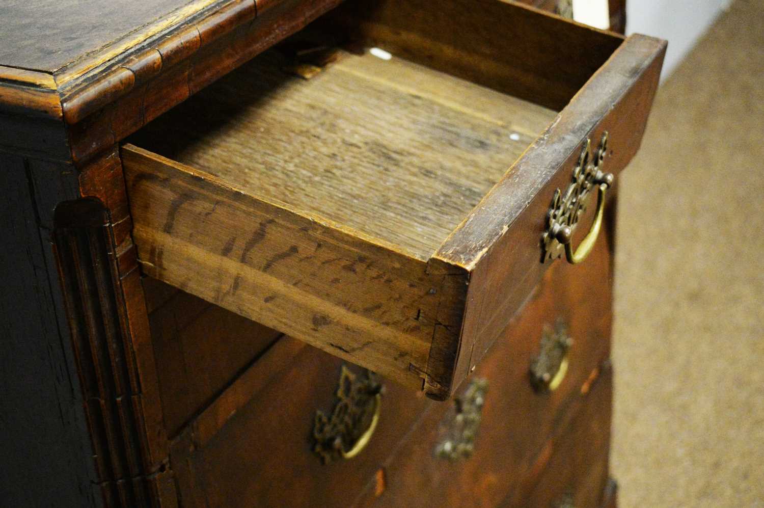 An 18th Century walnut veneered chest of drawers - Bild 3 aus 3