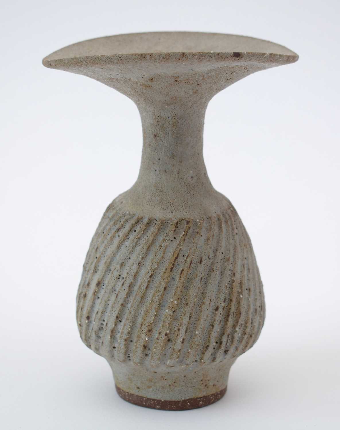 Lucie Rie: olive Stoneware vase - Image 2 of 9