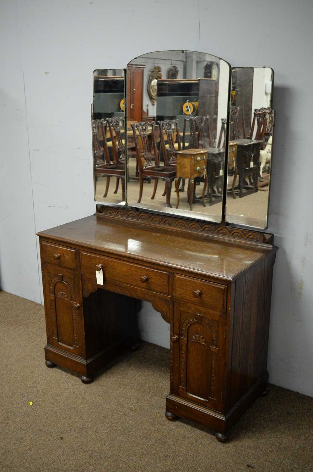 Early 20th C oak dressing table. - Image 2 of 2