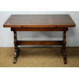 A 20th Century oak draw leaf dining table