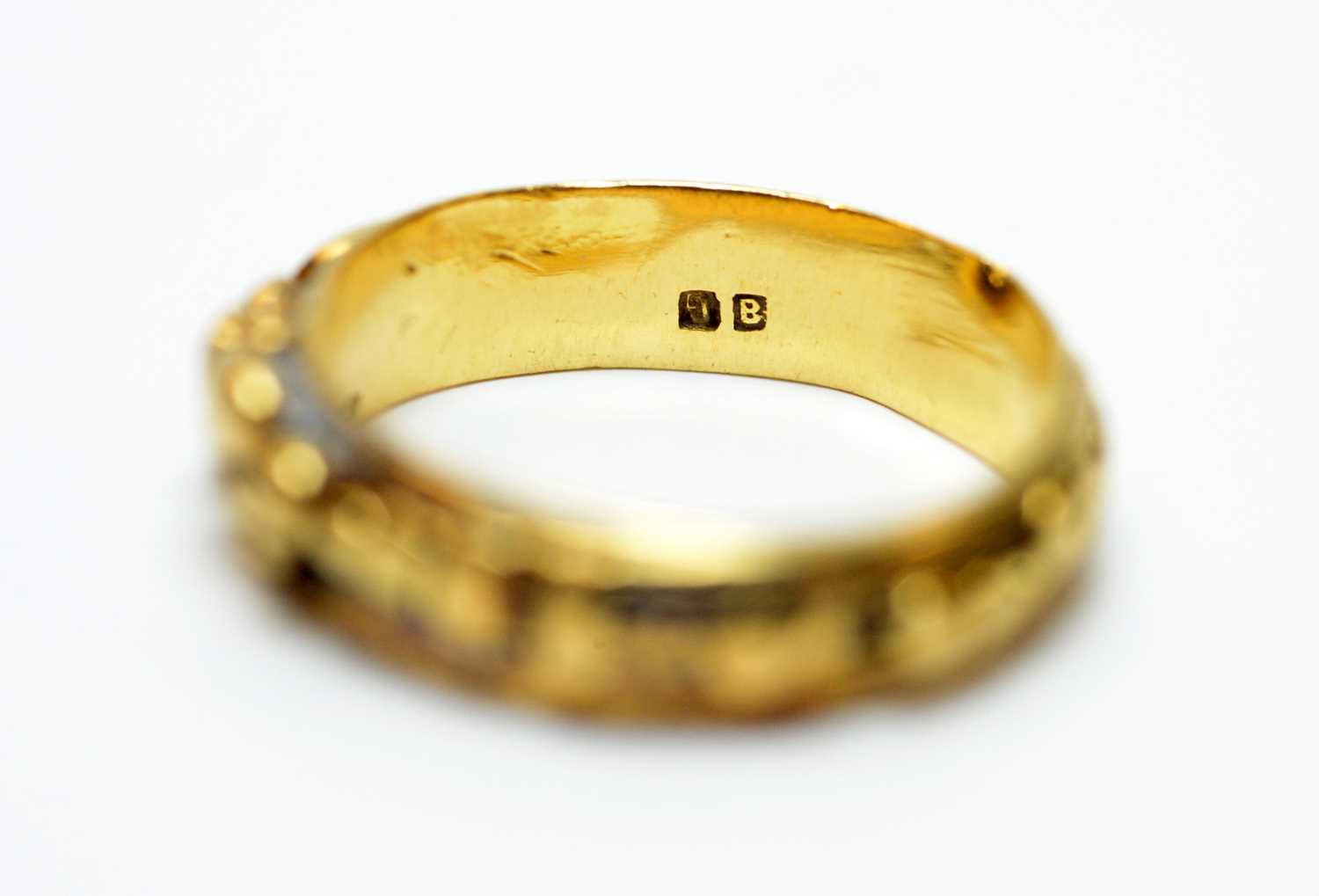 An 18ct gold band. - Bild 2 aus 2