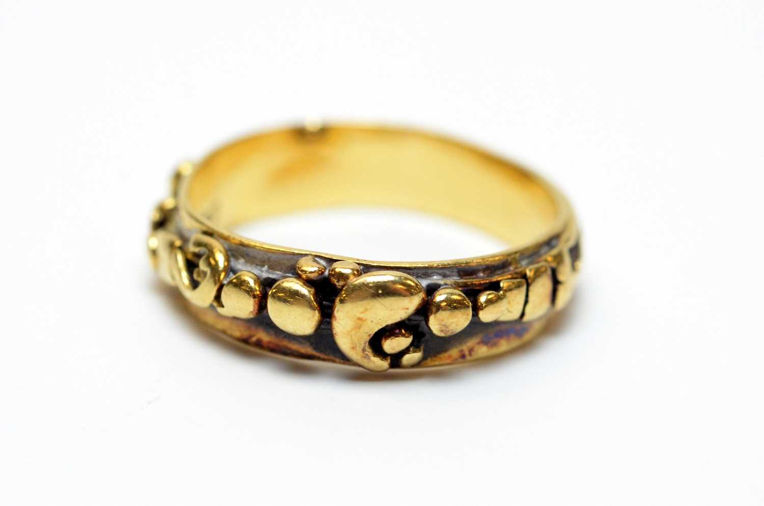 An 18ct gold band.