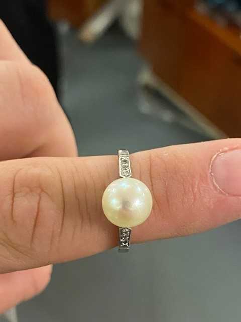 A high-carat white metal, diamond, and pearl solitaire cocktail ring. - Bild 5 aus 6