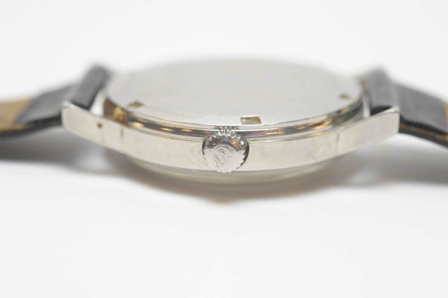A gentleman's Omega wristwatch and Waltham hunter pocket watch. - Bild 4 aus 7