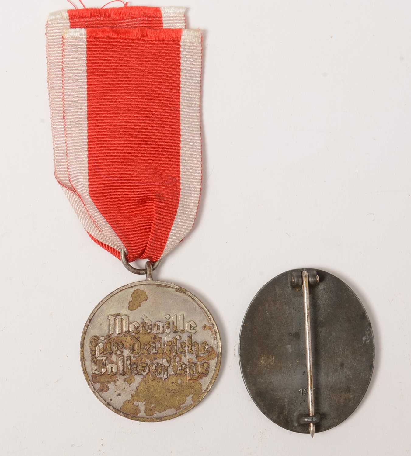 WWII German Social Welfare medal and a Wound badge - Bild 2 aus 2