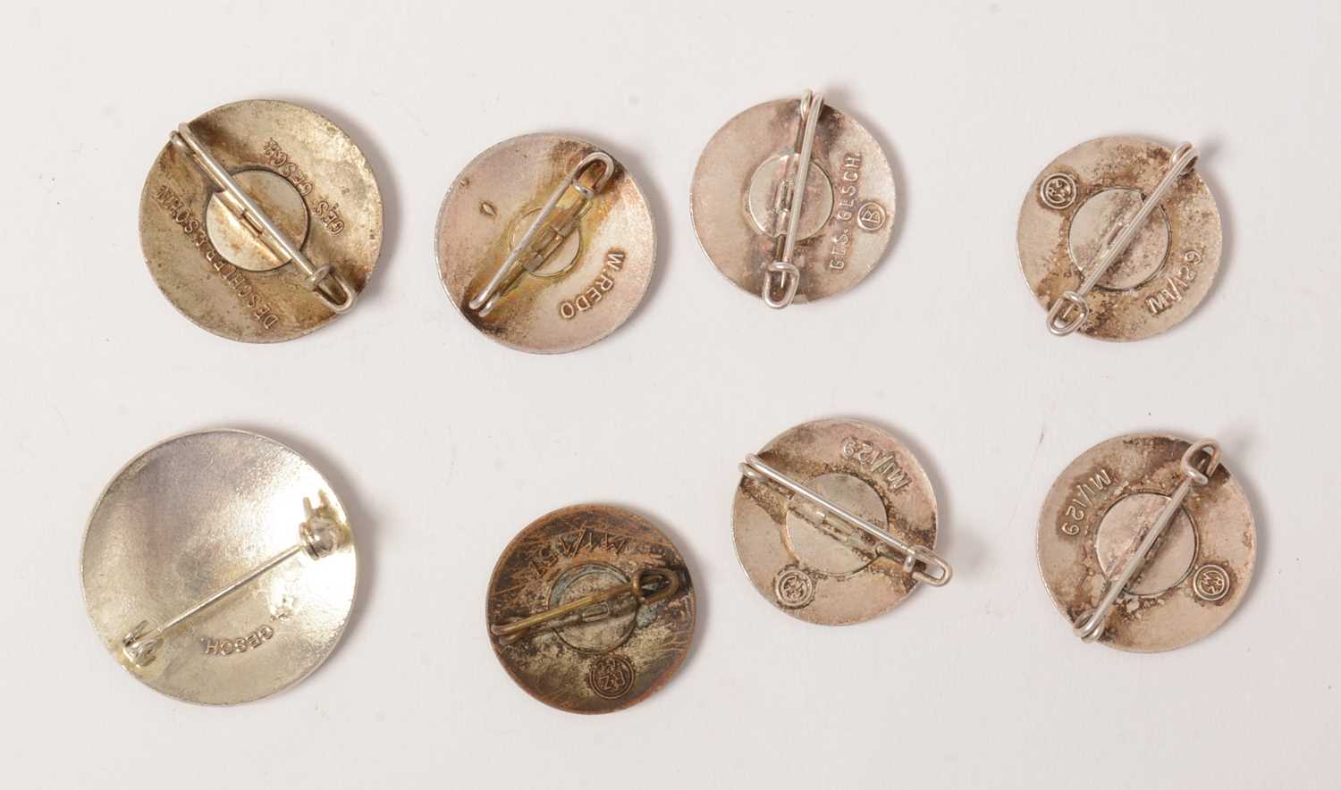 A collection of WWII enamel lapel badges - Bild 2 aus 2