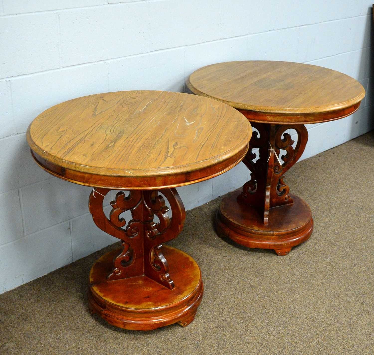 A pair of 20th Century elm circular tables. - Bild 3 aus 3