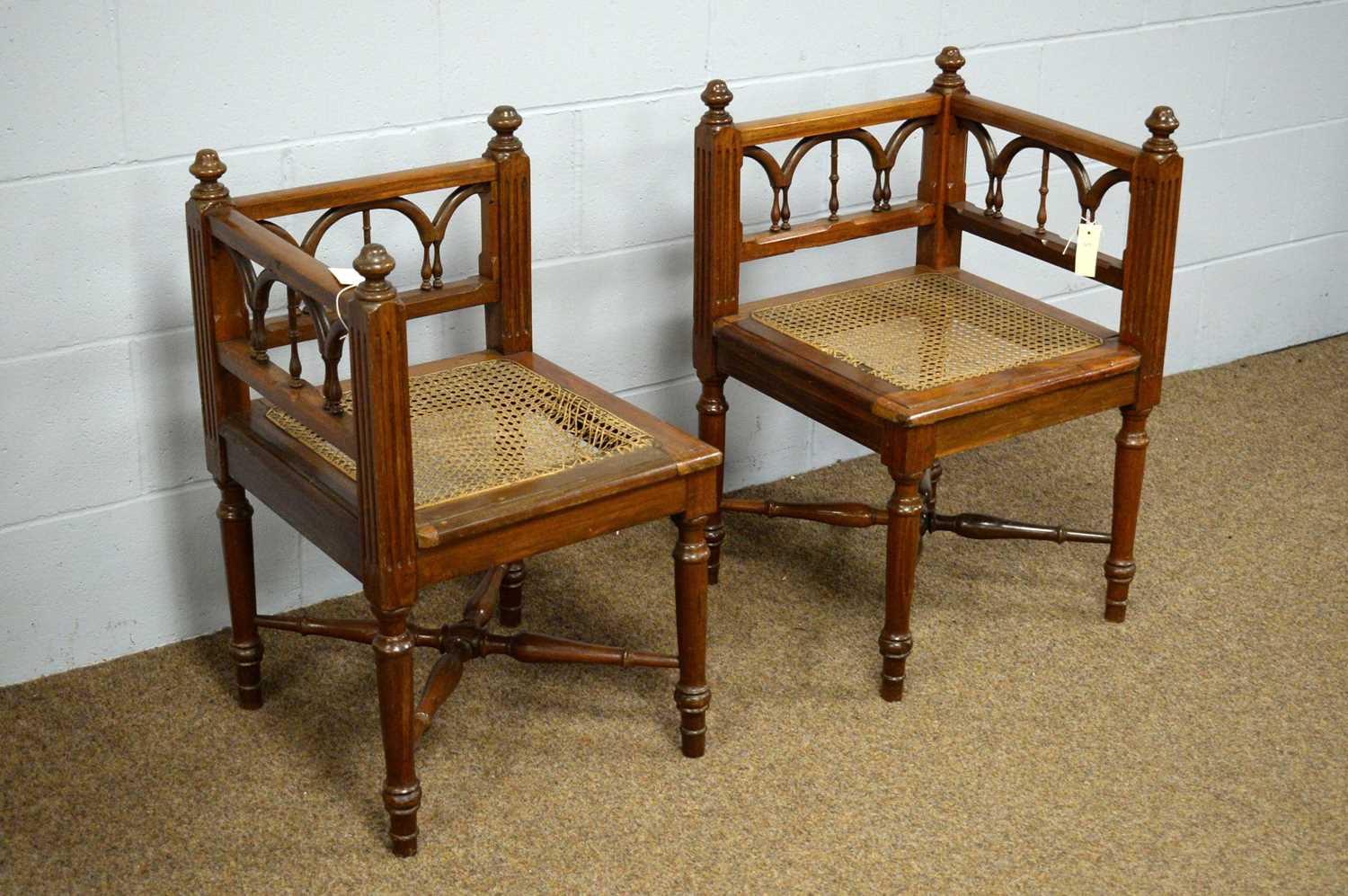 A pair of late 19th Century corner chairs. - Bild 2 aus 2