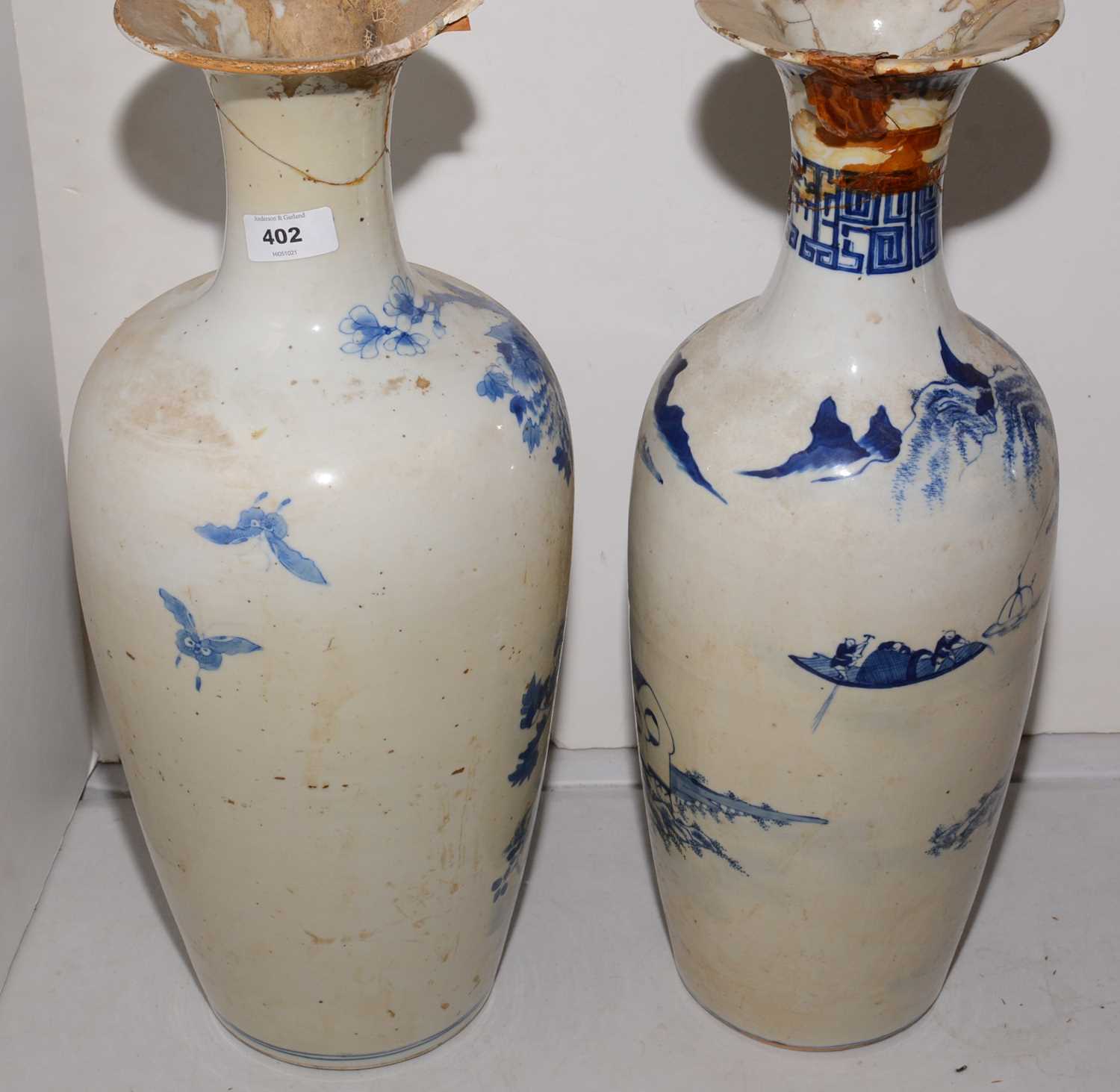 A selection of blue and white Chinese vases - Image 3 of 5