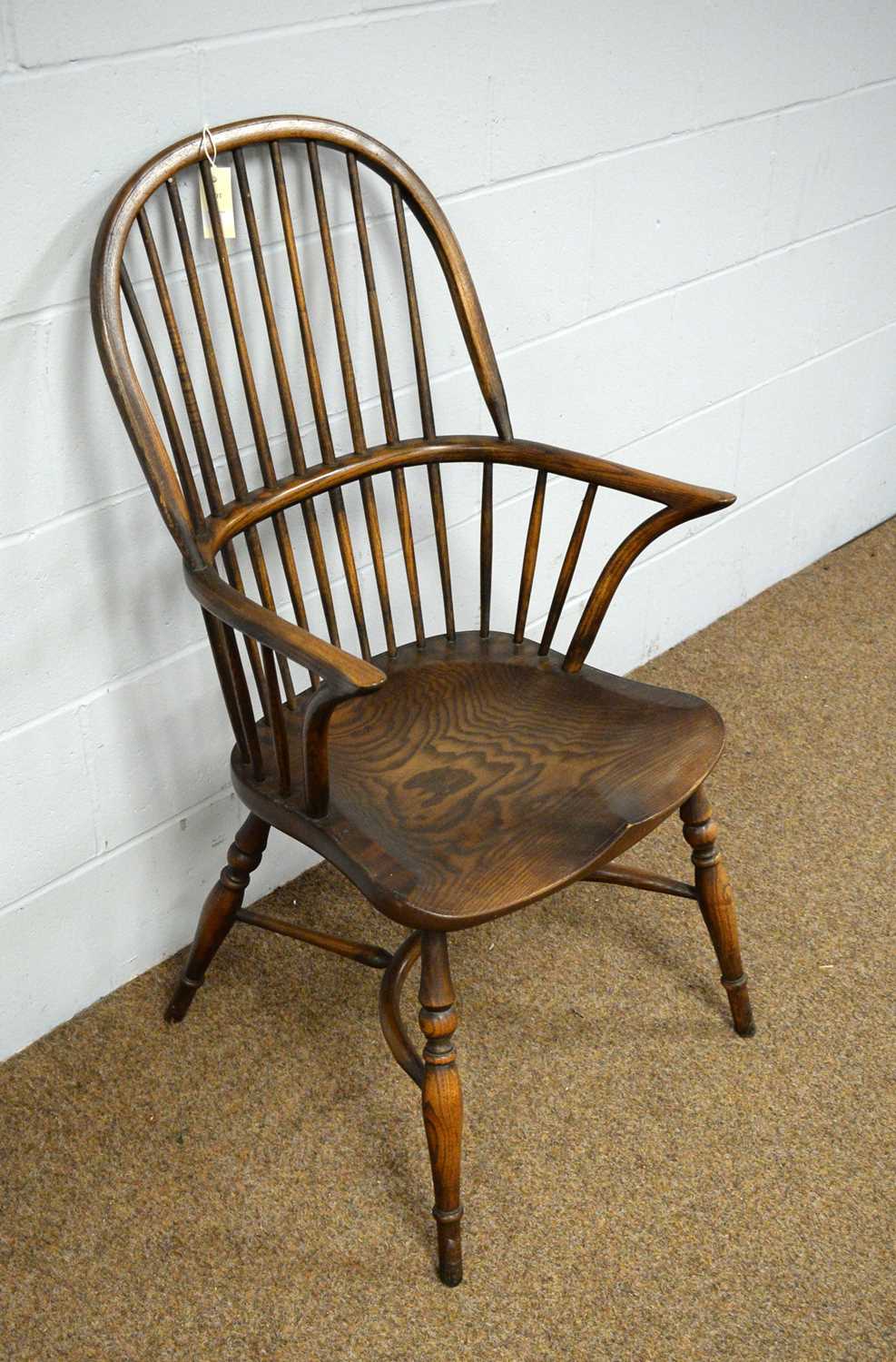 A 20th Century elm Windsor chair. - Bild 2 aus 2