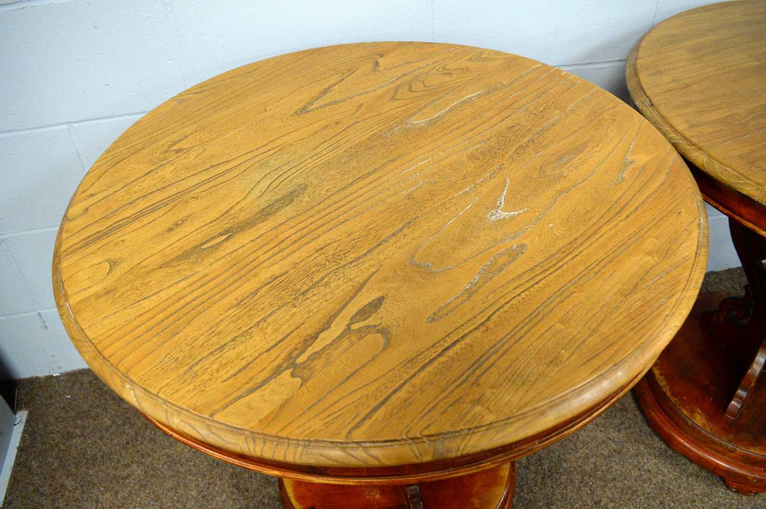 A pair of 20th Century elm circular tables. - Bild 2 aus 3