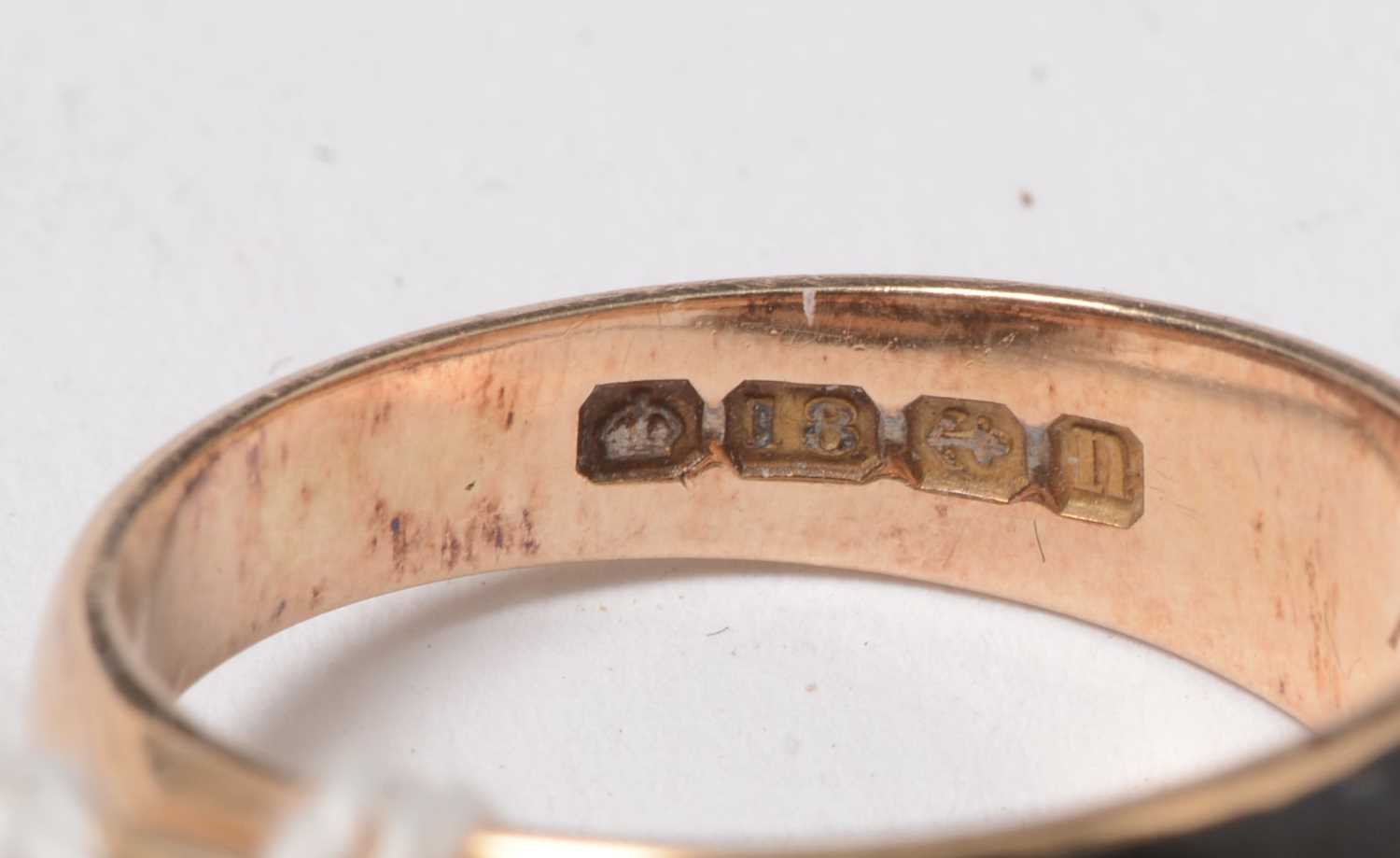 A Victorian 18ct gold mourning ring, together with two further gold rings. - Bild 3 aus 5