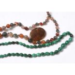 A polished agate brooch, and malachite necklace etc.