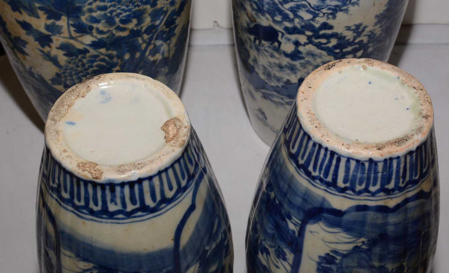 A selection of blue and white Chinese vases - Image 2 of 5