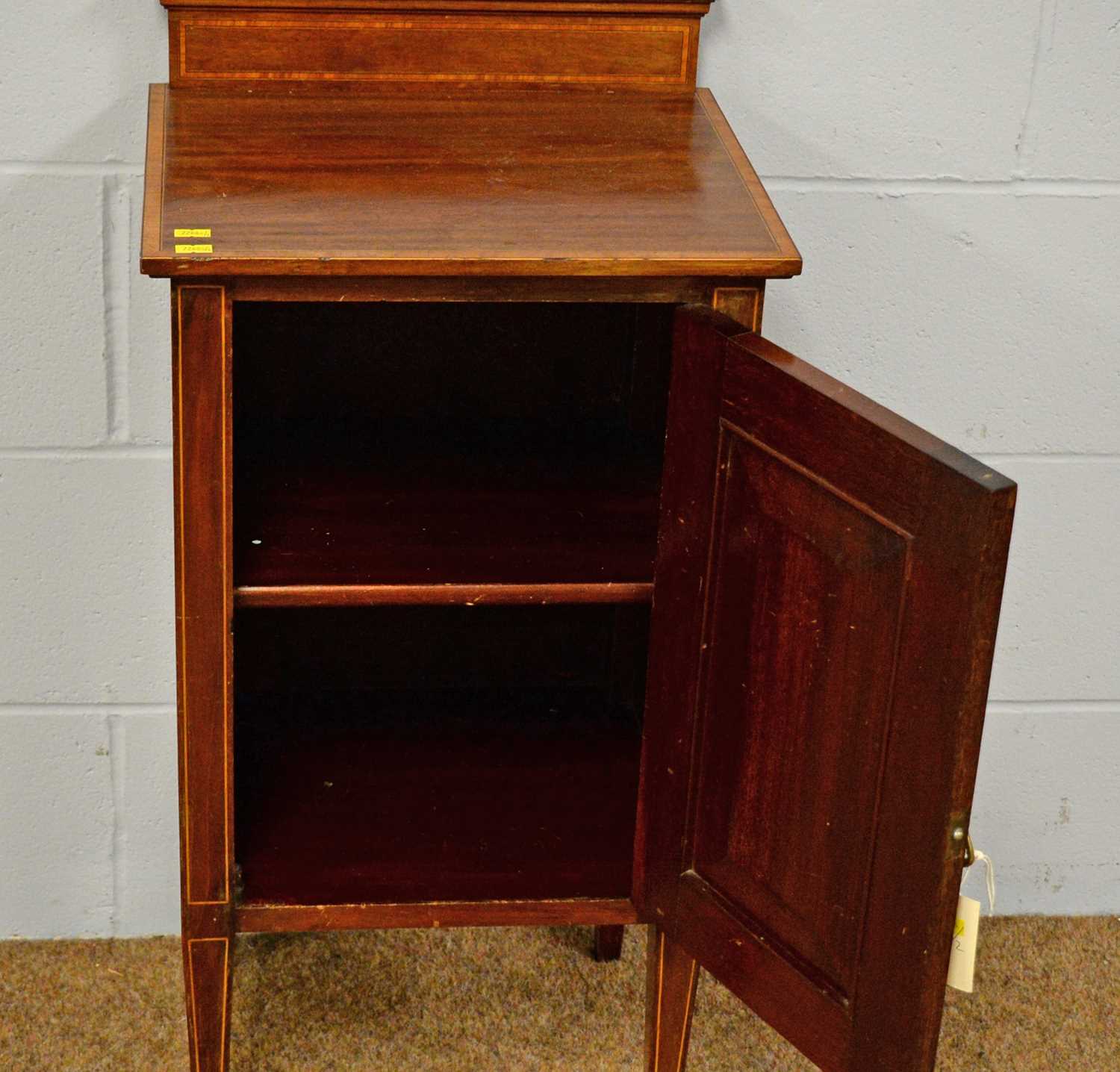 An Edwardian mahogany and inlaid nightstand. - Bild 3 aus 3