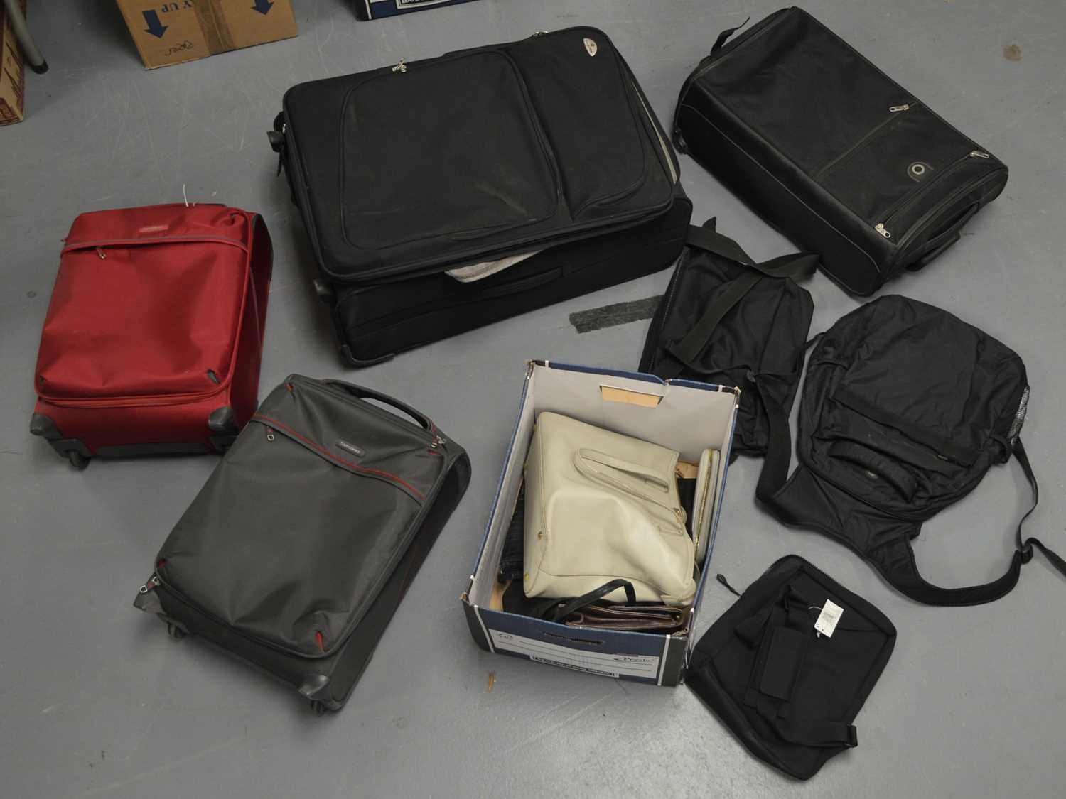 Samsonite cabin cases, large case; and various handbags and purses.