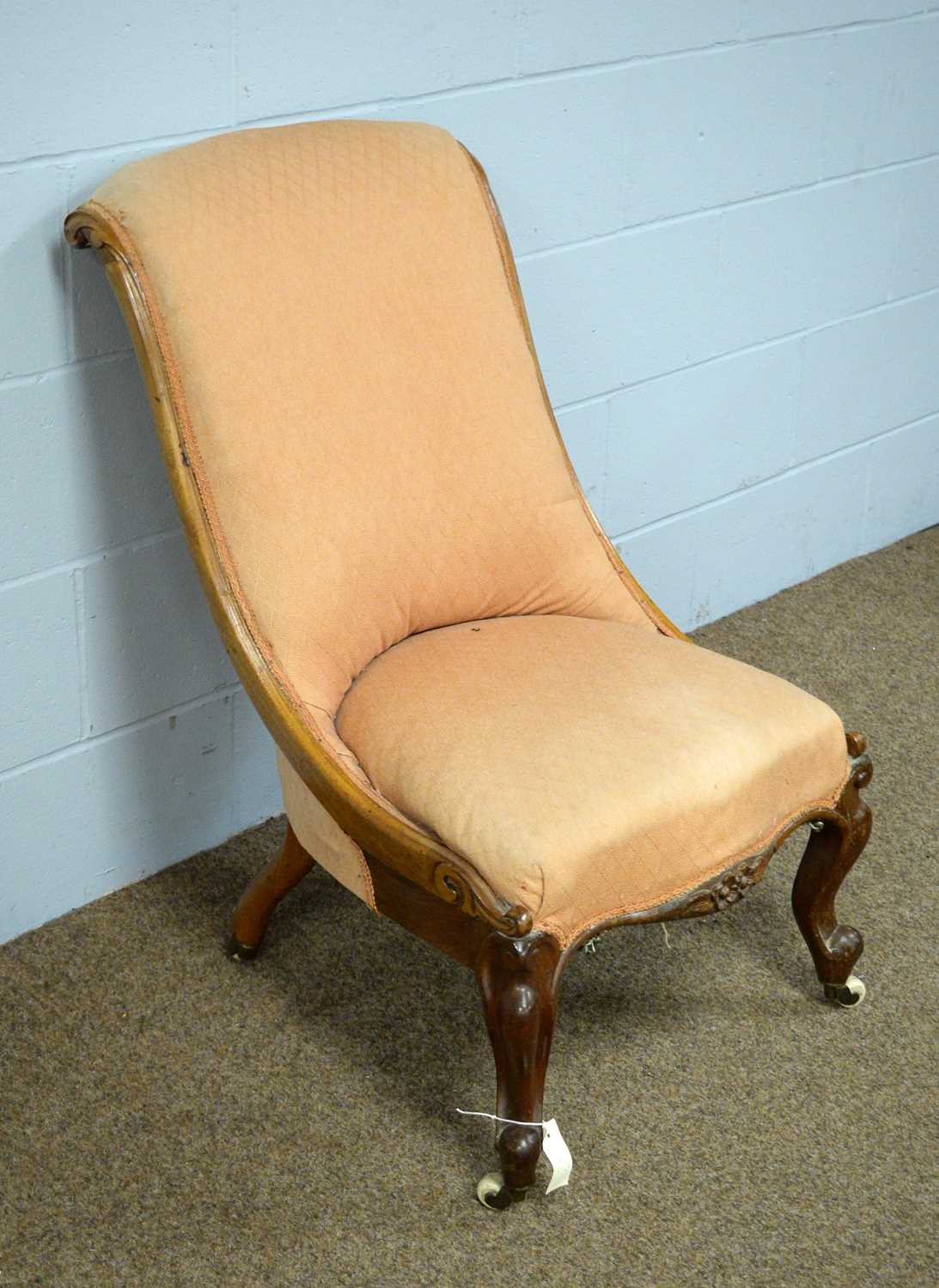 A late Victorian walnut slipper chair, upholstered in peach fabric. - Bild 2 aus 2