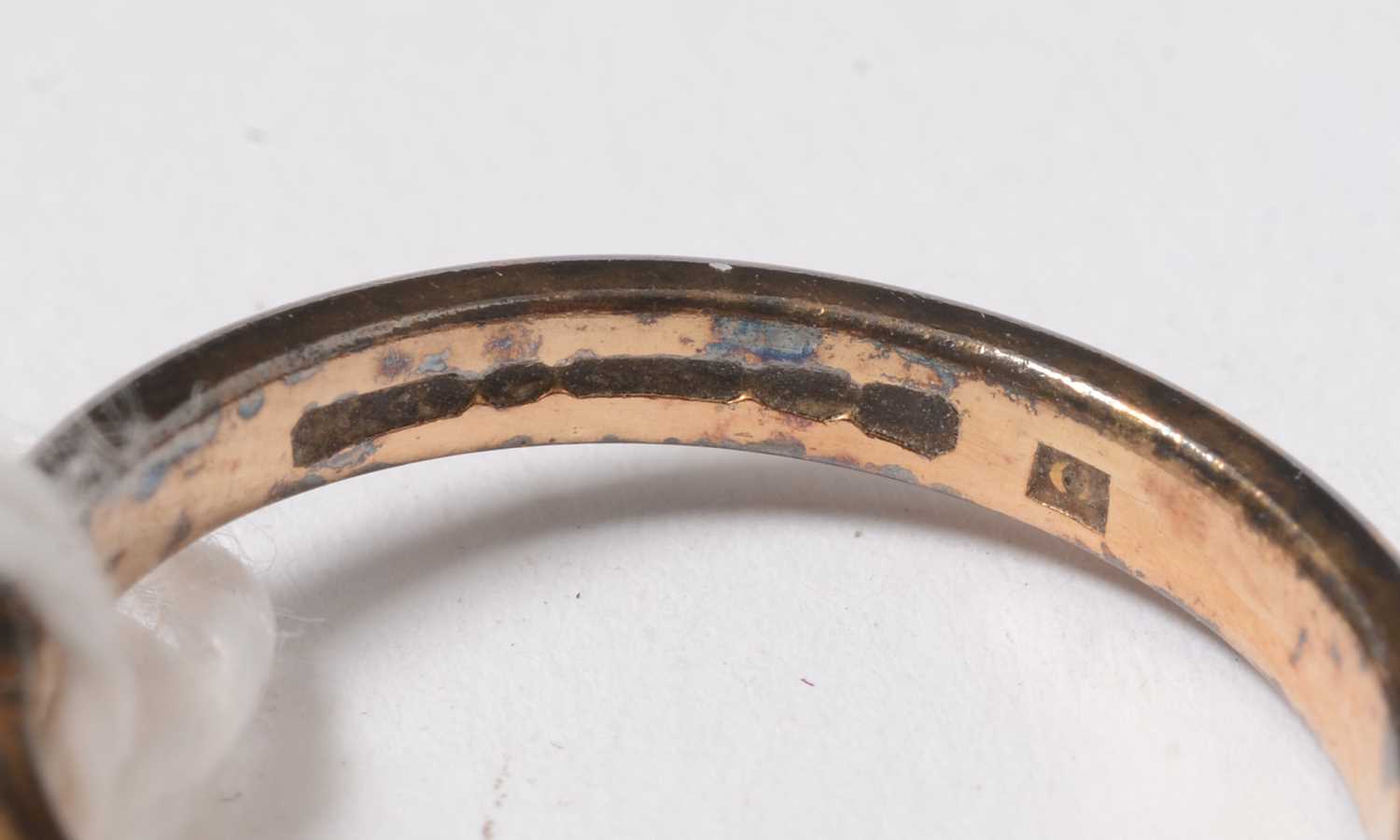 A Victorian 18ct gold mourning ring, together with two further gold rings. - Bild 4 aus 5