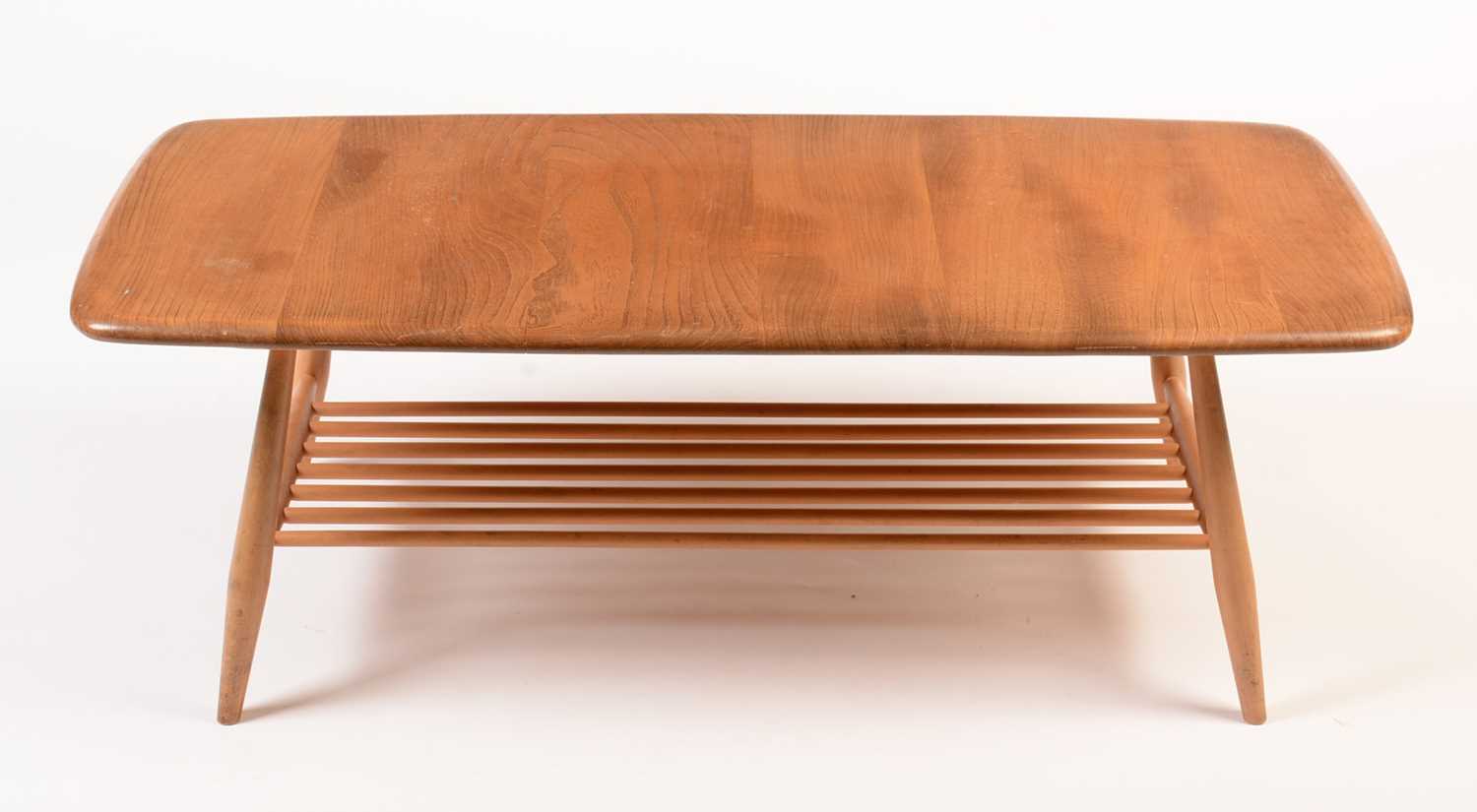 Ercol: a light elm and beech 'Windsor' Model 459 occasional coffee table. - Bild 3 aus 3