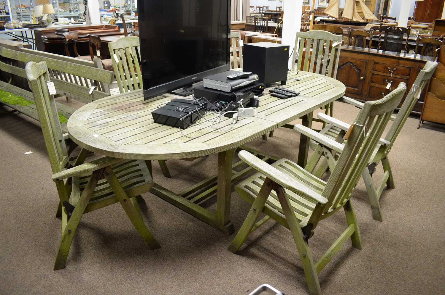 A substantial modern teak garden table and six chairs, probably by Indian Ocean Trading Co - Bild 3 aus 5