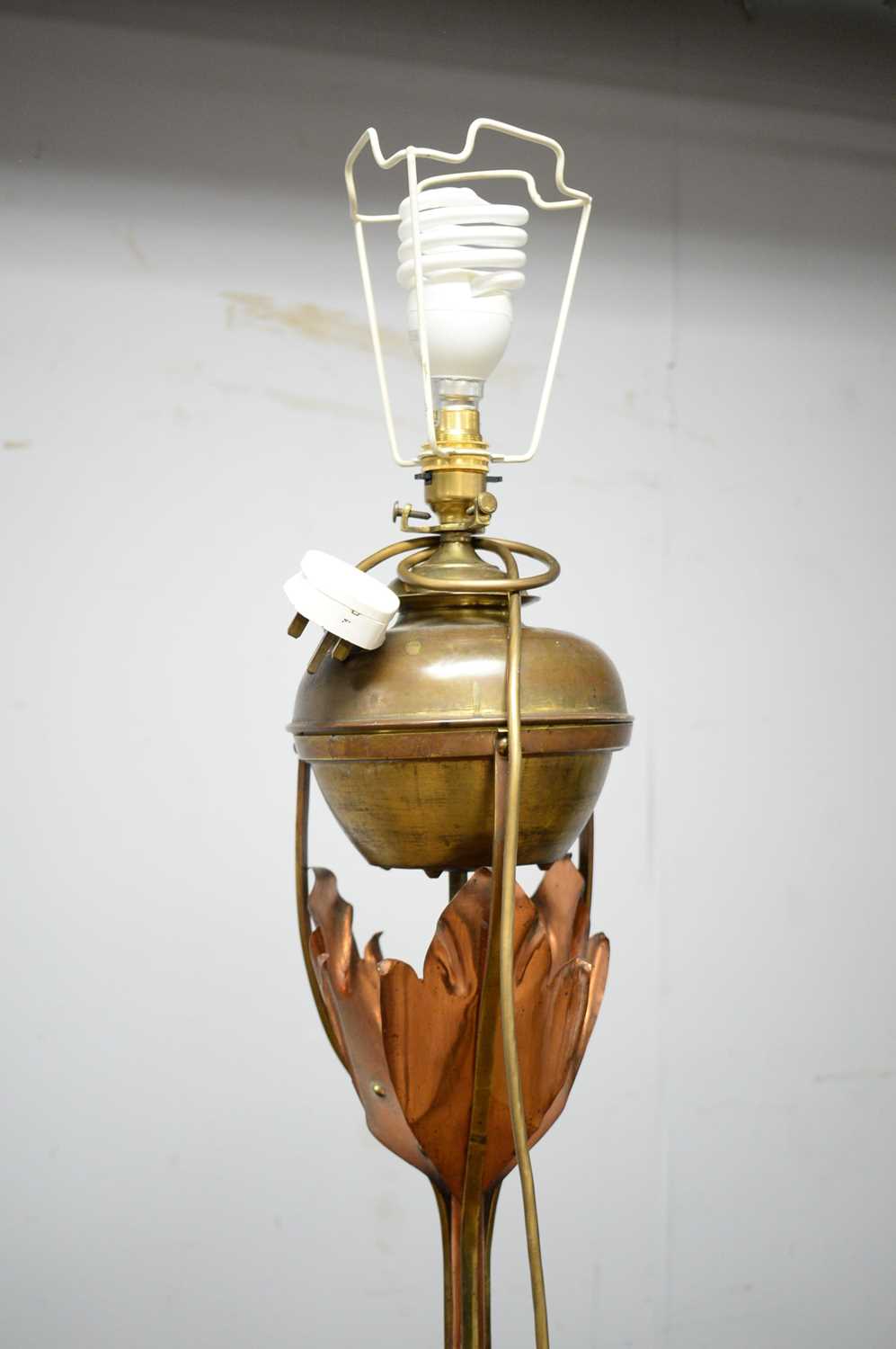 An Arts & Crafts brass oil lamp stand. - Bild 2 aus 2