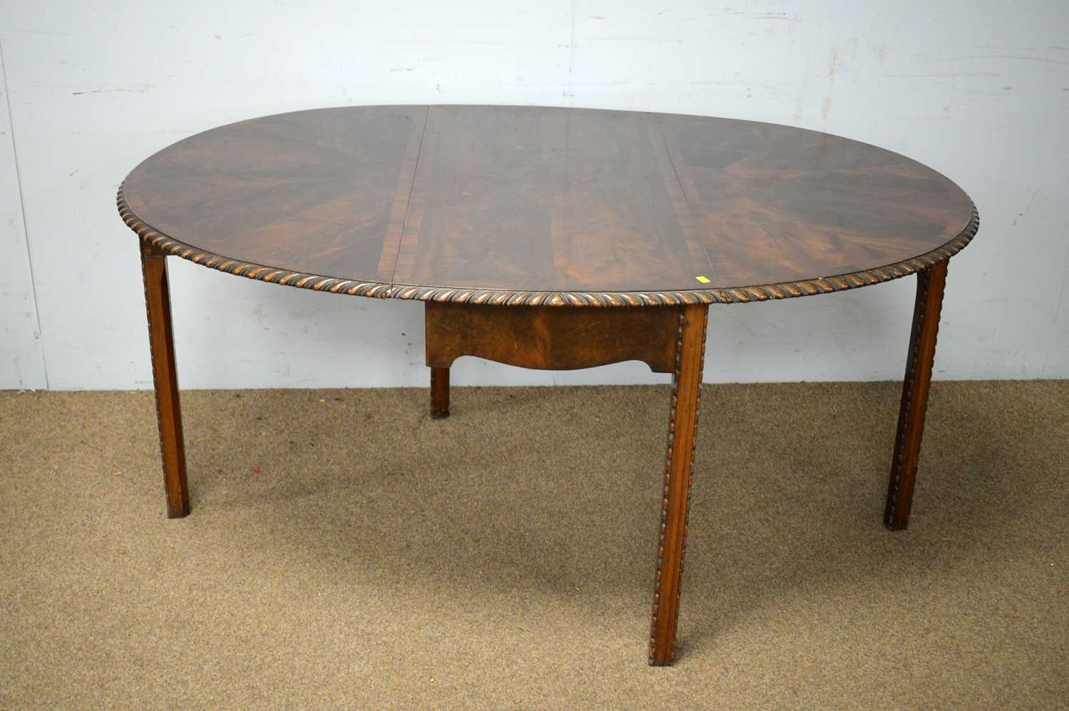 A Georgian-style mahogany gateleg dining table. - Bild 2 aus 2