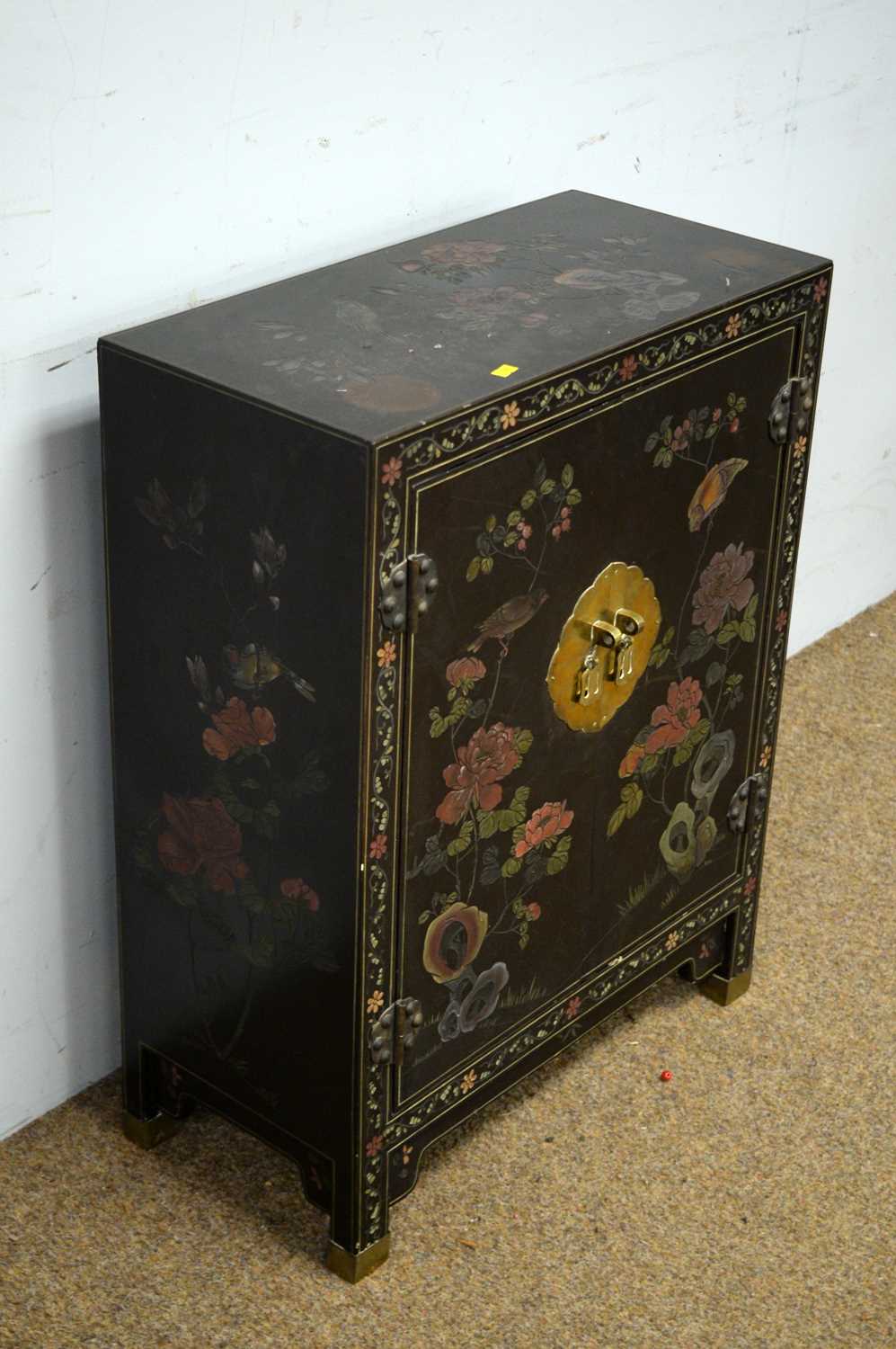 An Asian black lacquered two door cabinet. - Bild 2 aus 3