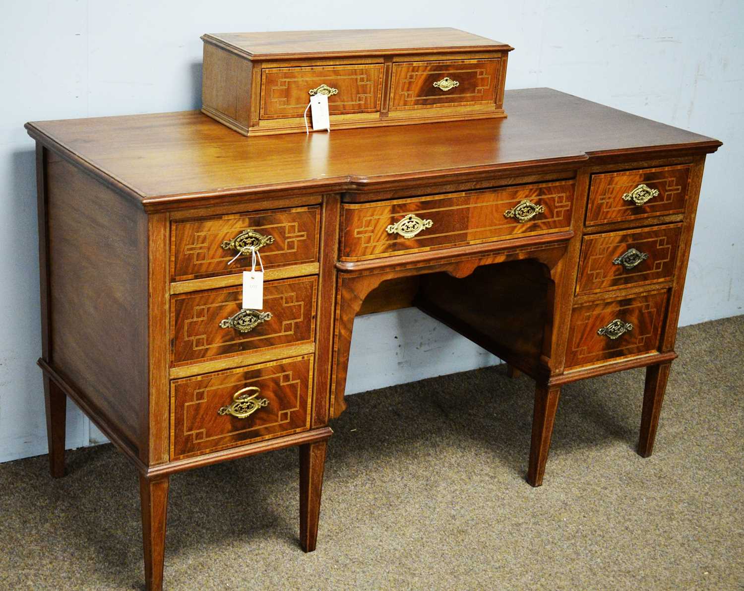 An inlaid mahogany breakfront dressing table base. - Bild 2 aus 2