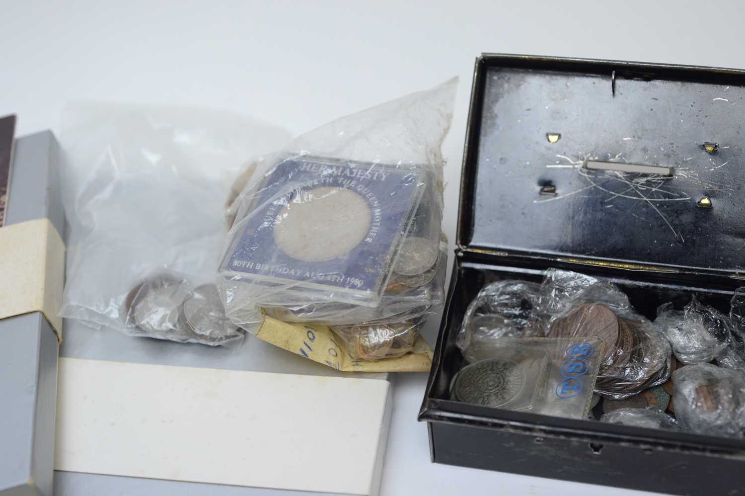 A selection of British and international coins and bank notes. - Image 2 of 6