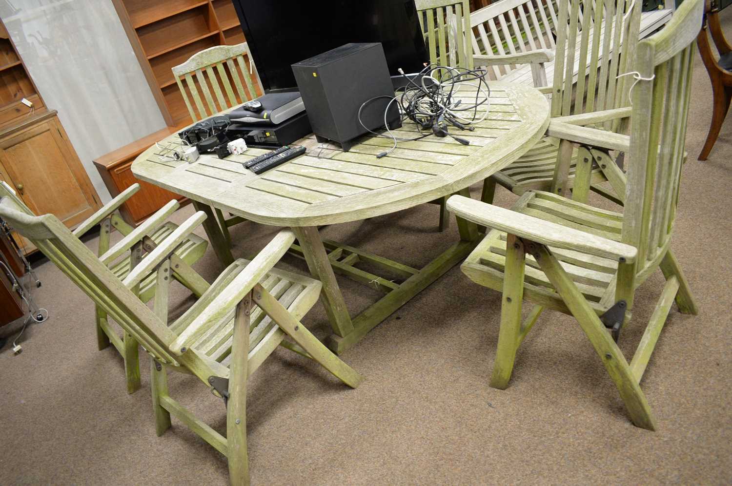 A substantial modern teak garden table and six chairs, probably by Indian Ocean Trading Co - Bild 5 aus 5