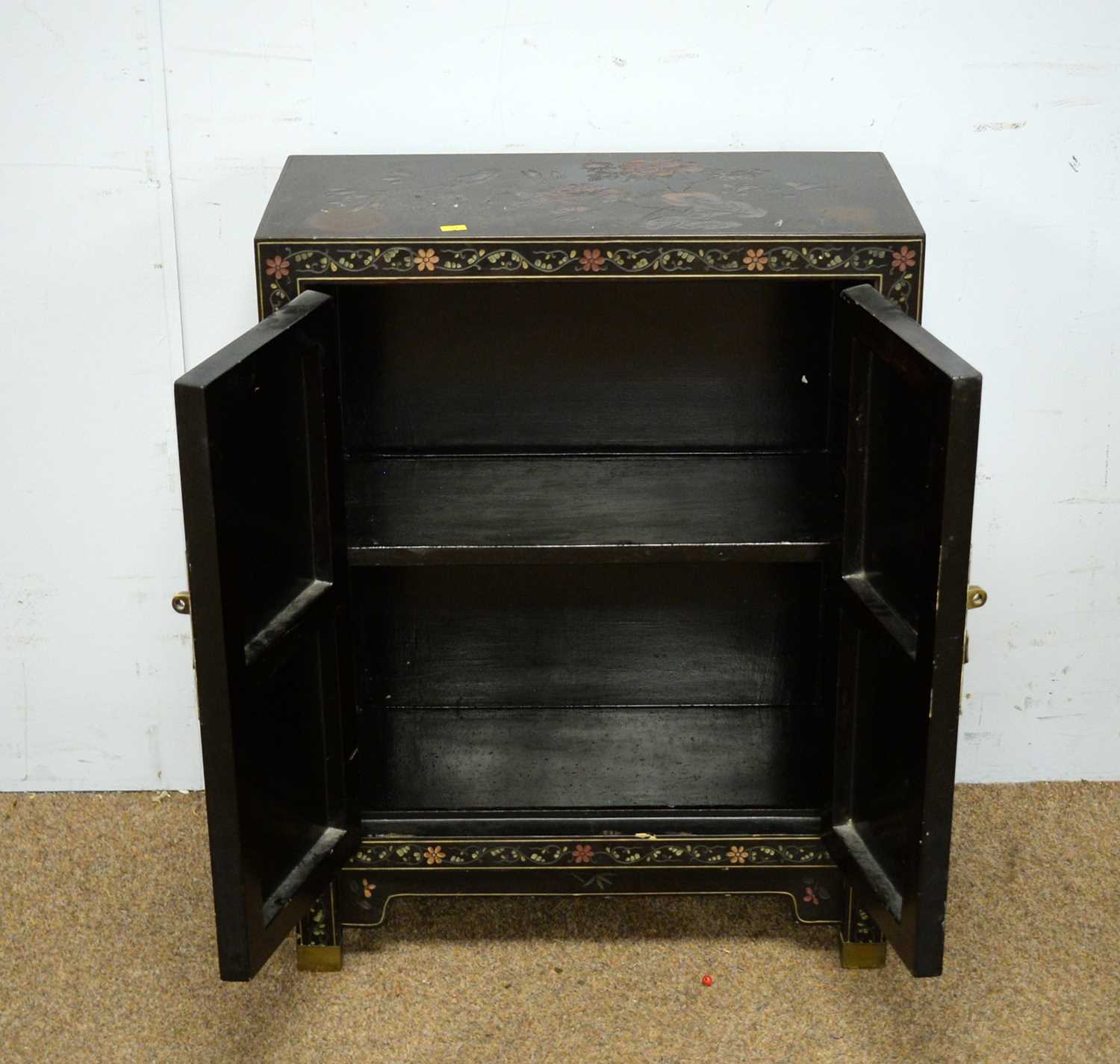 An Asian black lacquered two door cabinet. - Bild 3 aus 3