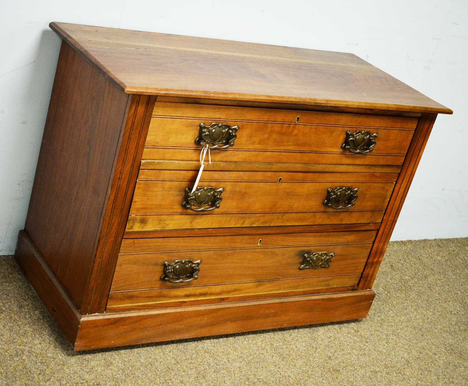 An Edwardian walnut three drawer chest. - Bild 2 aus 2