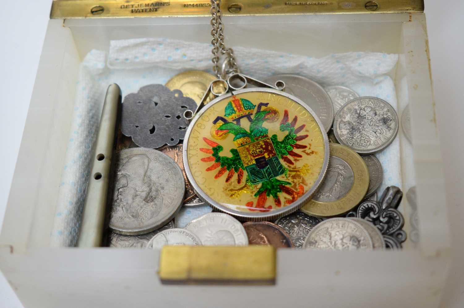 A selection of commemorative crowns and other coins - Image 4 of 5