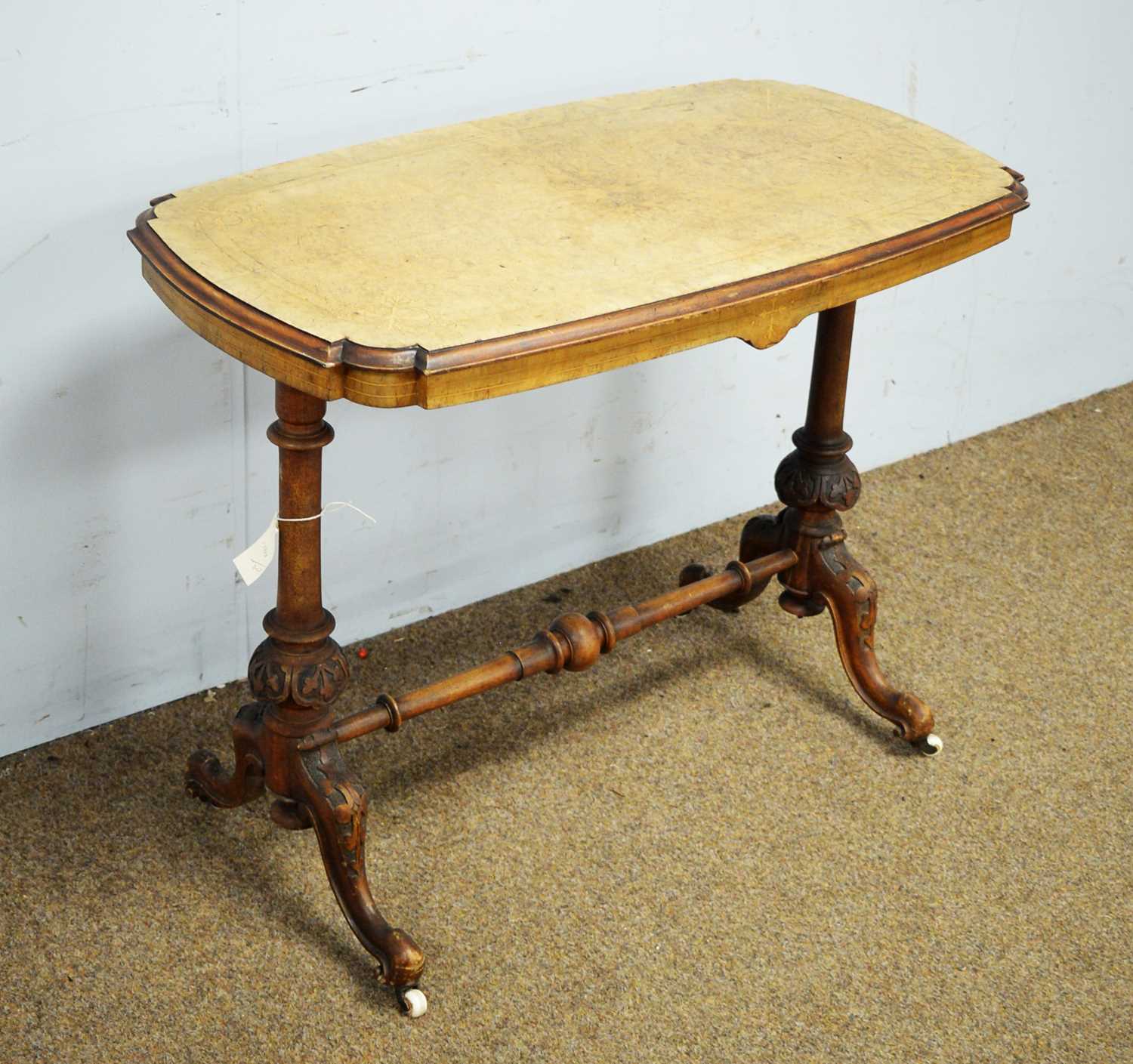 A Victorian inlaid burr walnut side table. - Bild 2 aus 2