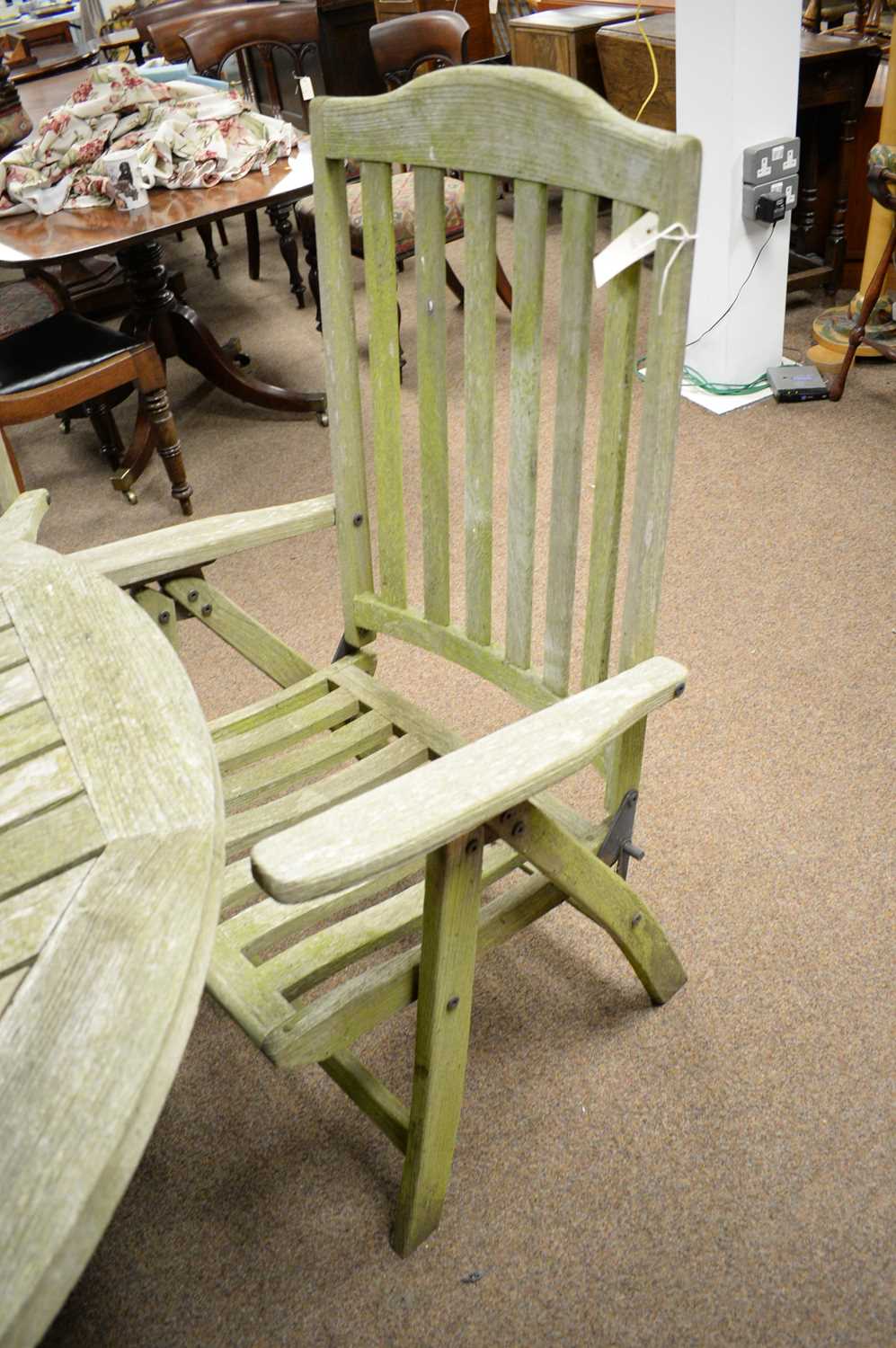 A substantial modern teak garden table and six chairs, probably by Indian Ocean Trading Co - Bild 4 aus 5