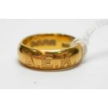 A Victorian 18ct gold wedding band.