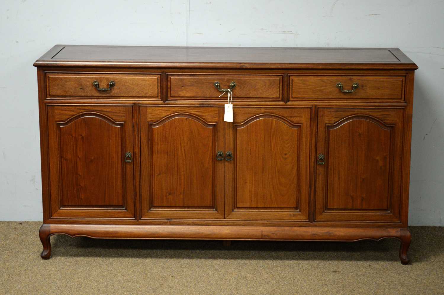 Asian mahogany extending twin-pedestal dining table; and a sideboard. - Bild 2 aus 2