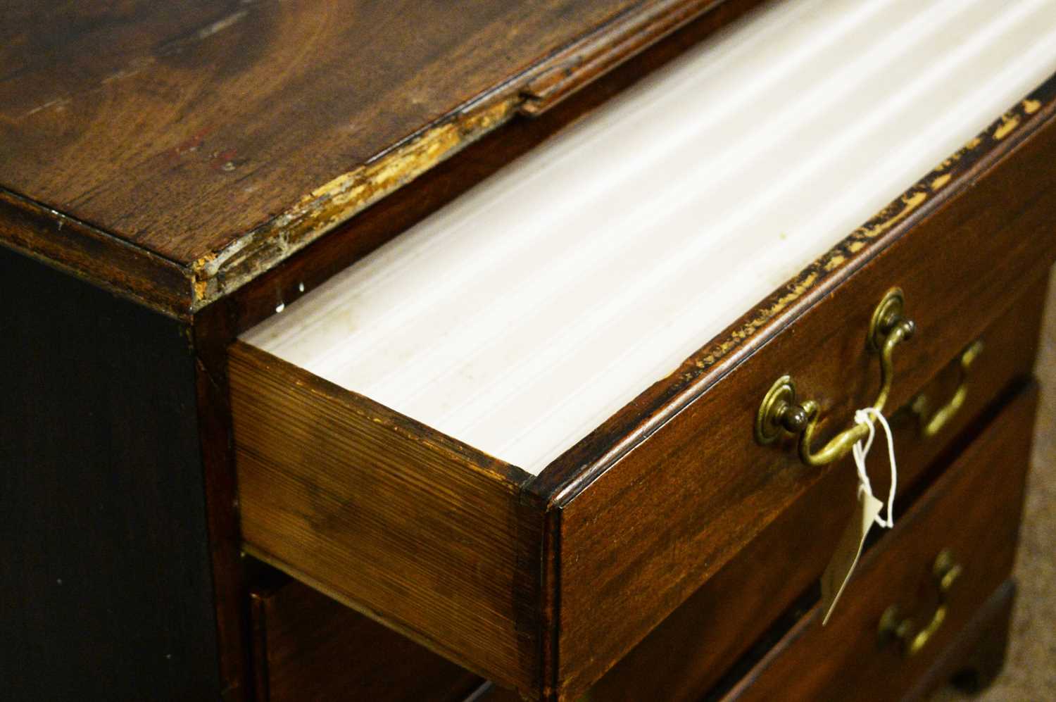 A George III mahogany chest of drawers - Bild 3 aus 3