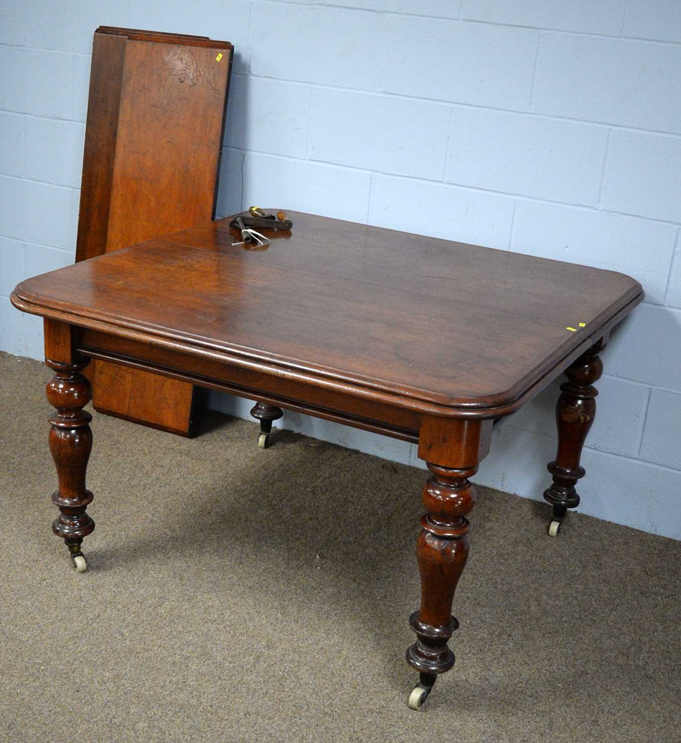 A Victorian mahogany wind-out extending dining table - Bild 2 aus 4