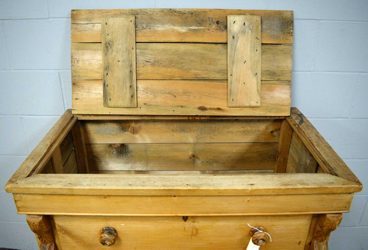 A late 19th Century pine chest of drawers - Bild 2 aus 4