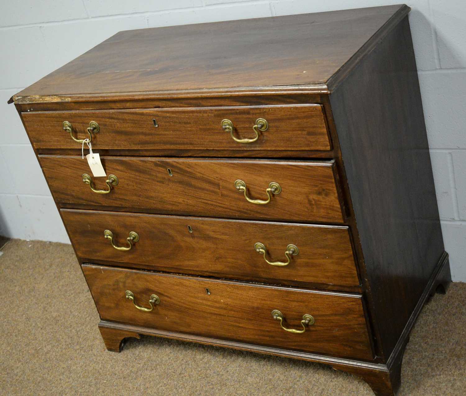 A George III mahogany chest of drawers - Bild 2 aus 3