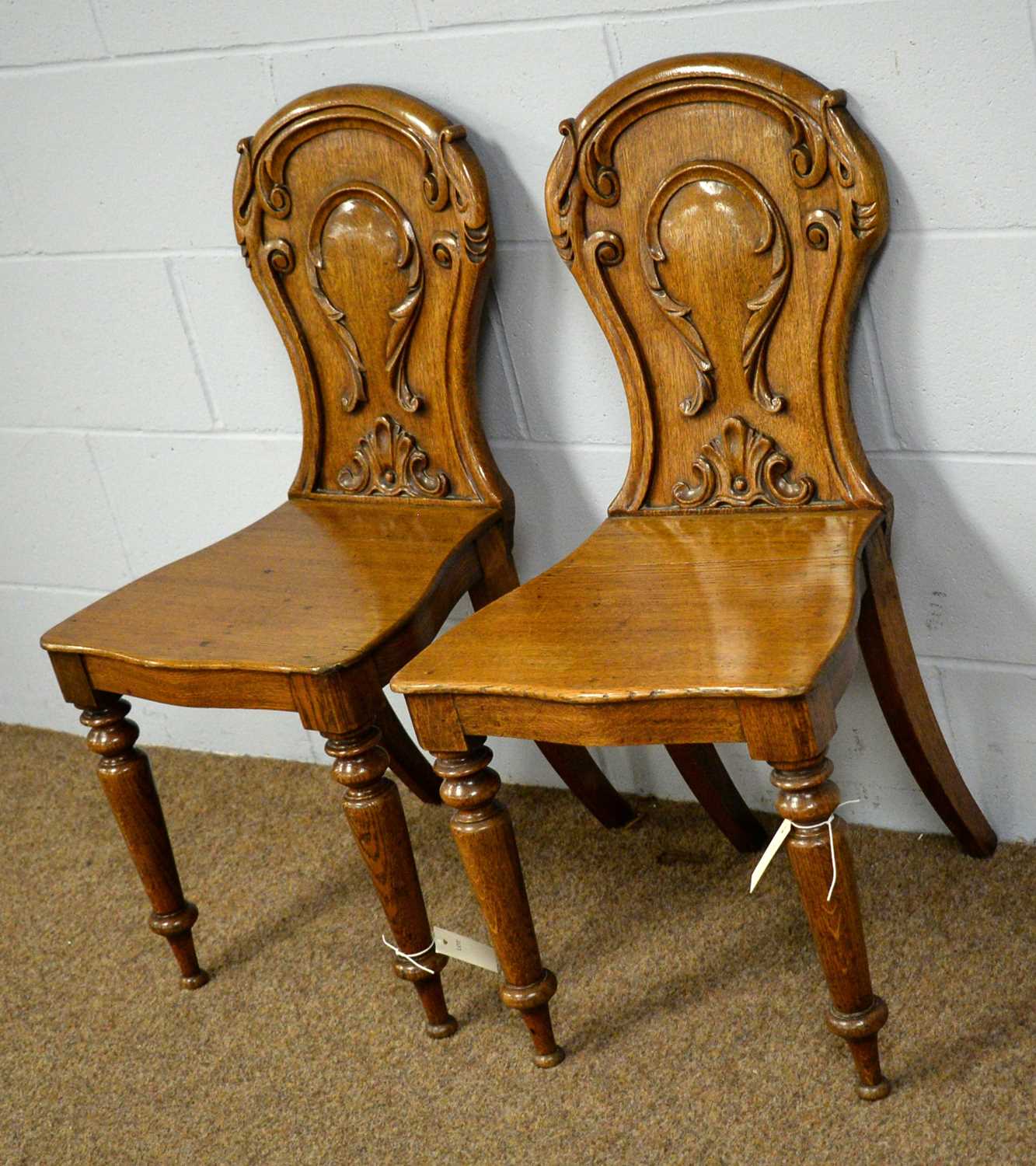 A pair of early Victorian oak hall chairs - Bild 2 aus 2