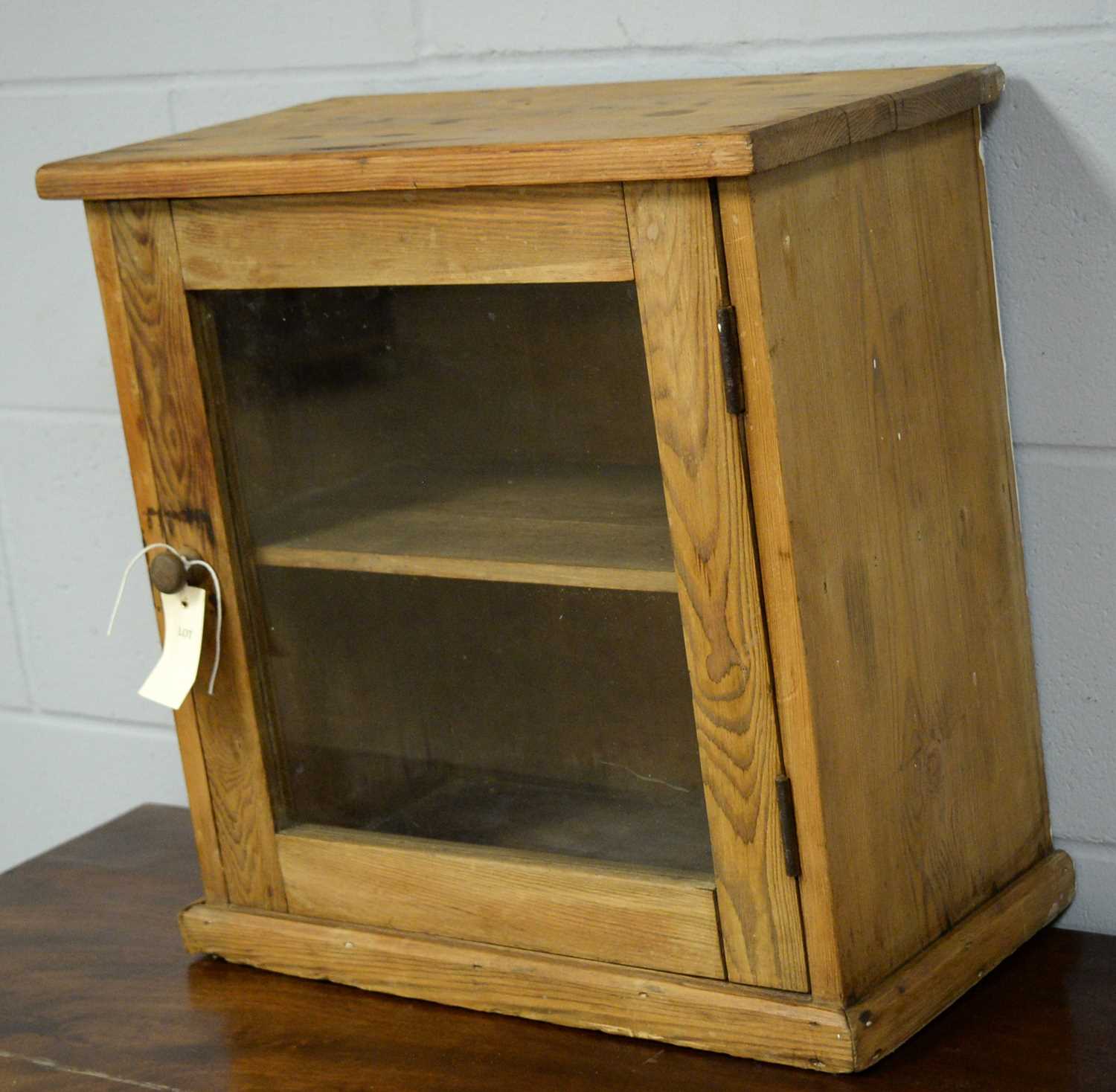 An early 20th Century pine cabinet - Bild 2 aus 2