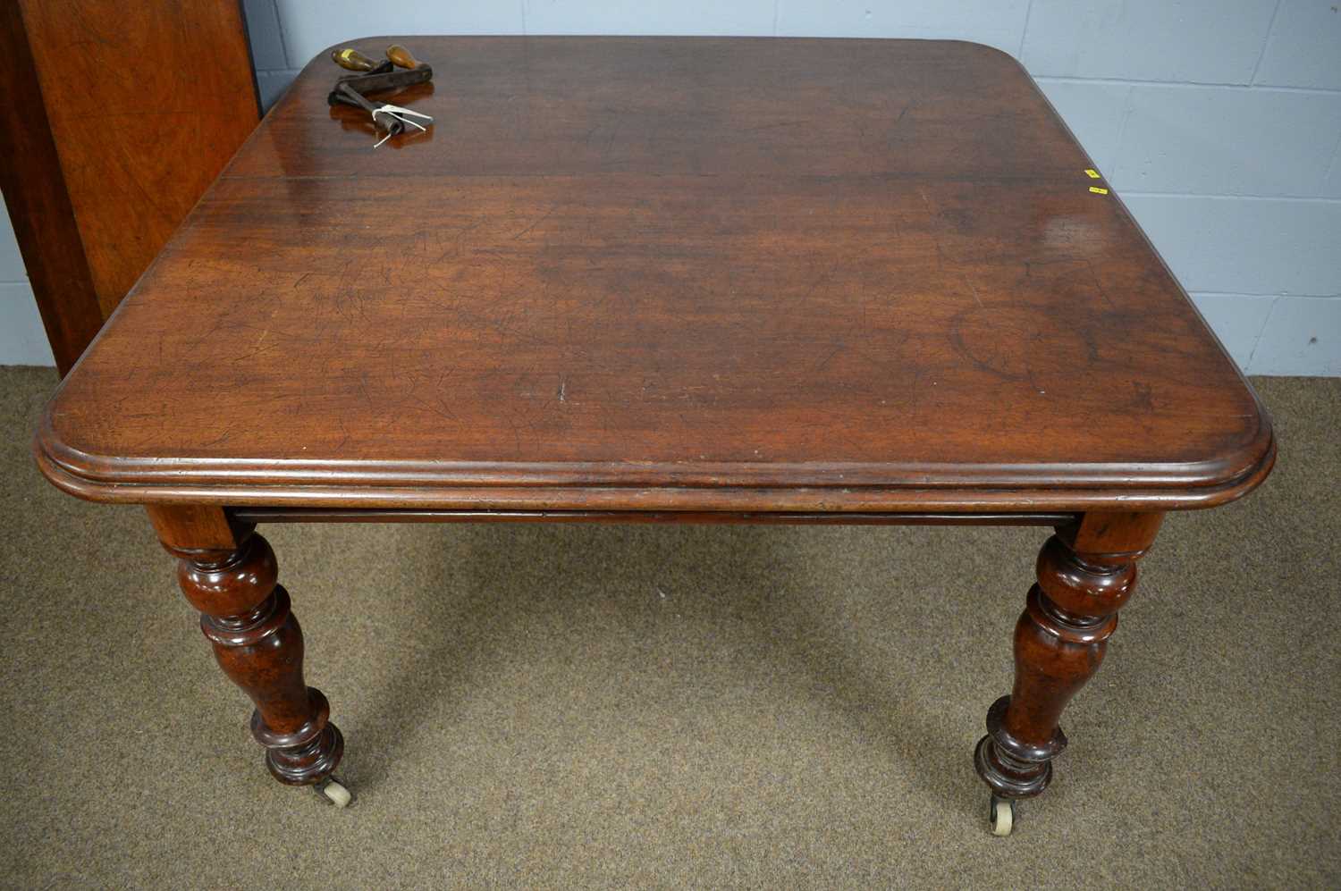 A Victorian mahogany wind-out extending dining table - Bild 3 aus 4